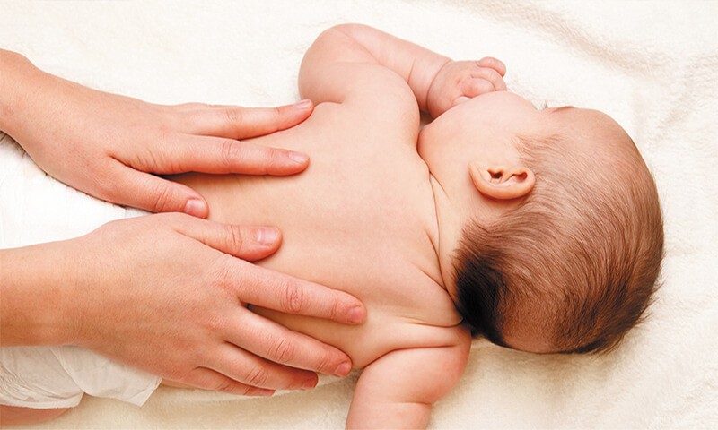 Cách massage cho trẻ sơ sinh tại nhà đúng cách, khoa học